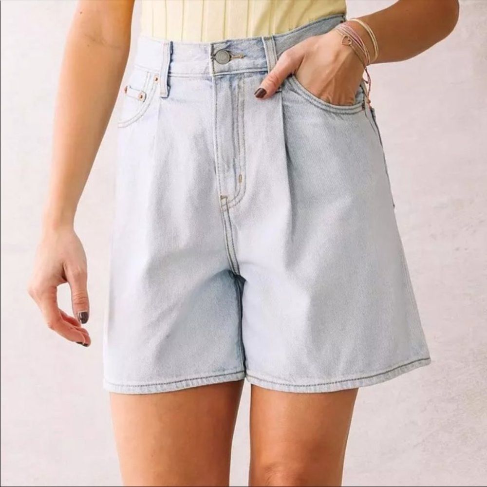 Levi’s Ribcage Pleated Shorts